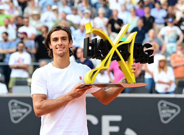 在压力下的 在压力下的